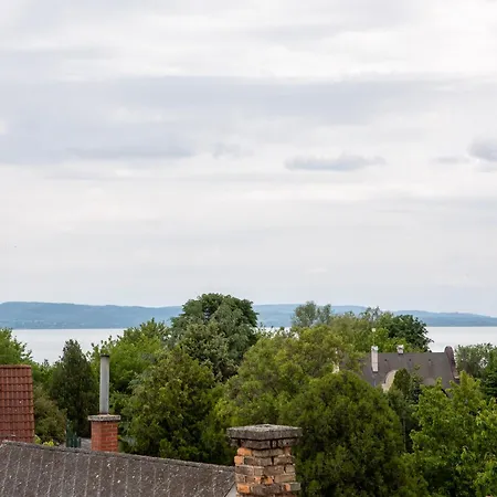 Balatongardens قرية بالاتونودفاري